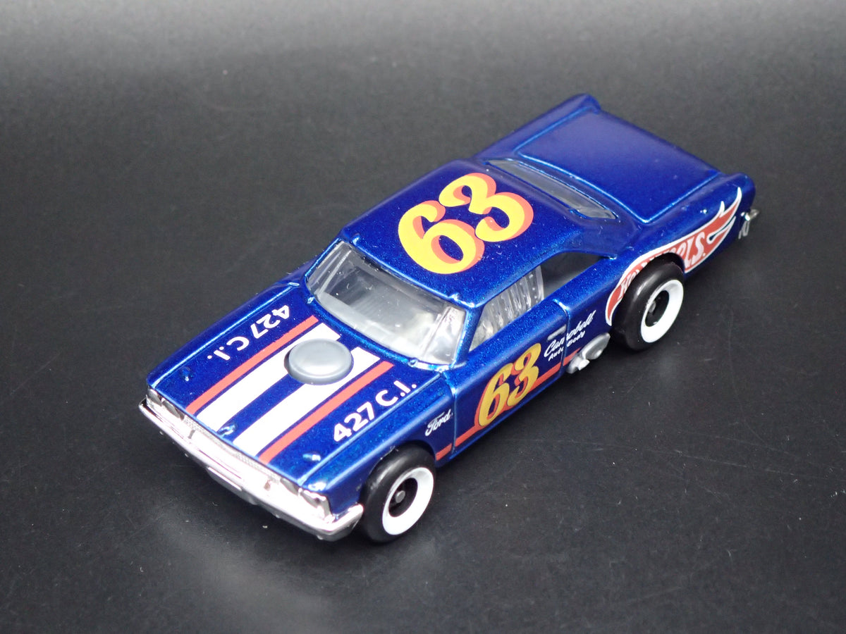 1963 63 FORD GALAXIE 500 BLUE 1/64 SCALE COLLECTIBLE DIORAMA DIECAST MODEL CAR