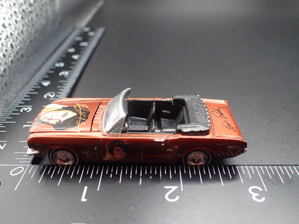 1965 65 FORD MUSTANG CONVERTIBLE ELVIS 1:64 SCALE DIORAMA DIECAST MODEL CAR