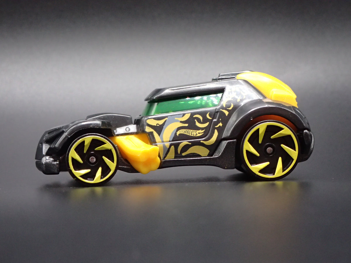 GO REALLA FAST RACE CAR BLACK 1:64 SCALE COLLECTIBLE DIORAMA DIECAST MODEL CAR