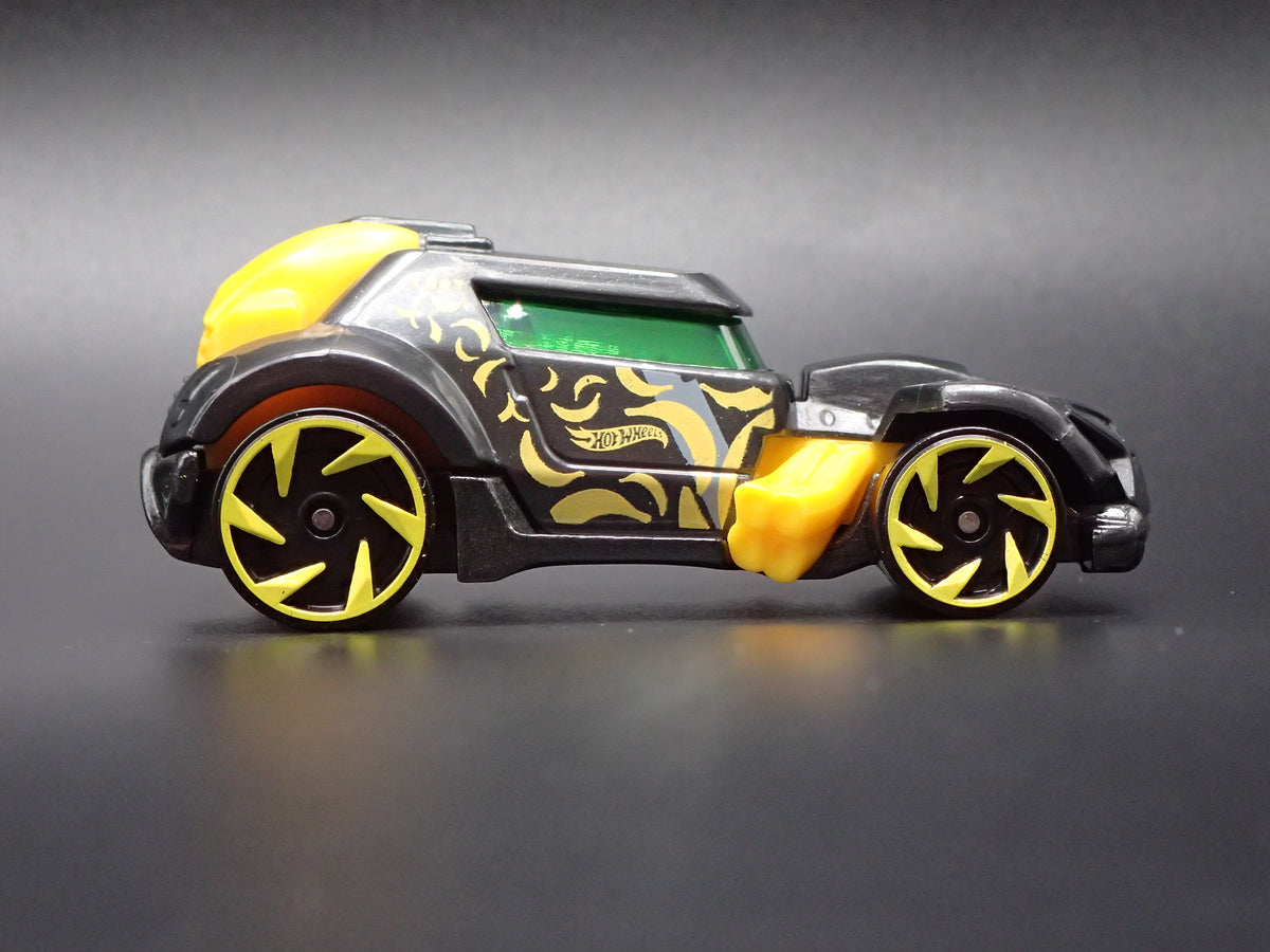 GO REALLA FAST RACE CAR BLACK 1:64 SCALE COLLECTIBLE DIORAMA DIECAST MODEL CAR