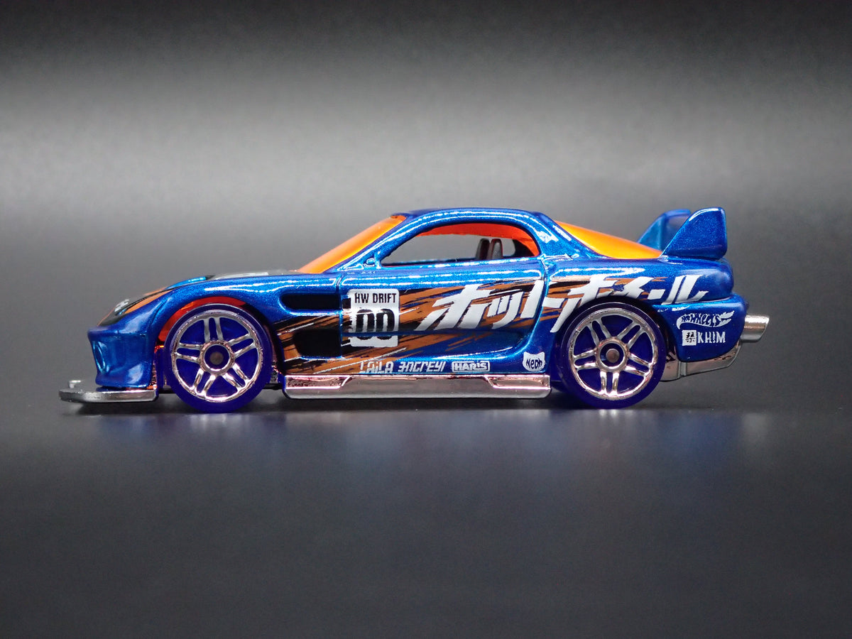 24/SEVEN FAST RACE CAR BLUE 1:64 SCALE COLLECTIBLE DIORAMA DIECAST MODEL CAR