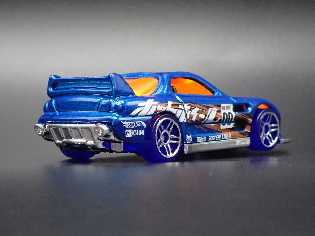 24/SEVEN FAST RACE CAR BLUE 1:64 SCALE COLLECTIBLE DIORAMA DIECAST MODEL CAR