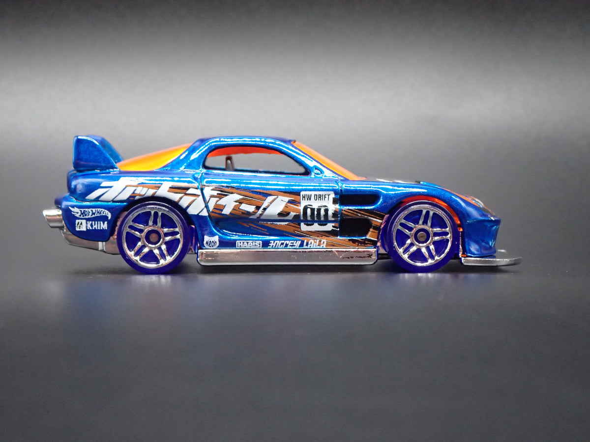 24/SEVEN FAST RACE CAR BLUE 1:64 SCALE COLLECTIBLE DIORAMA DIECAST MODEL CAR