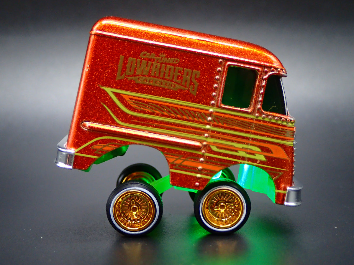 1954 54 GRUMMAN STEP VAN CAR TUNED LOWRIDER 1/64 SCALE DIORAMA DIECAST MODEL CAR