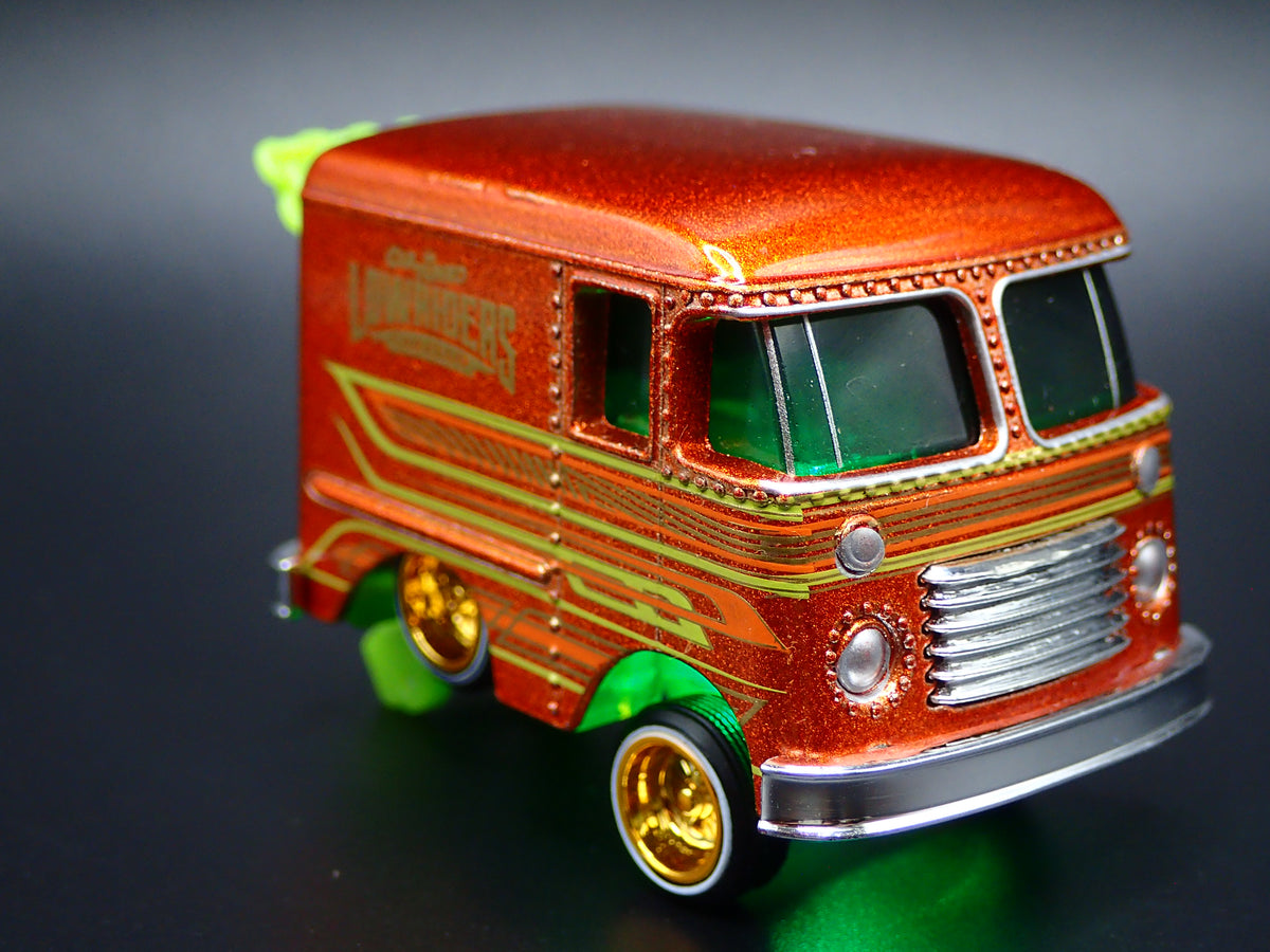 1954 54 GRUMMAN STEP VAN CAR TUNED LOWRIDER 1/64 SCALE DIORAMA DIECAST MODEL CAR