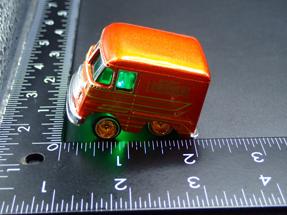 1954 54 GRUMMAN STEP VAN CAR TUNED LOWRIDER 1/64 SCALE DIORAMA DIECAST MODEL CAR