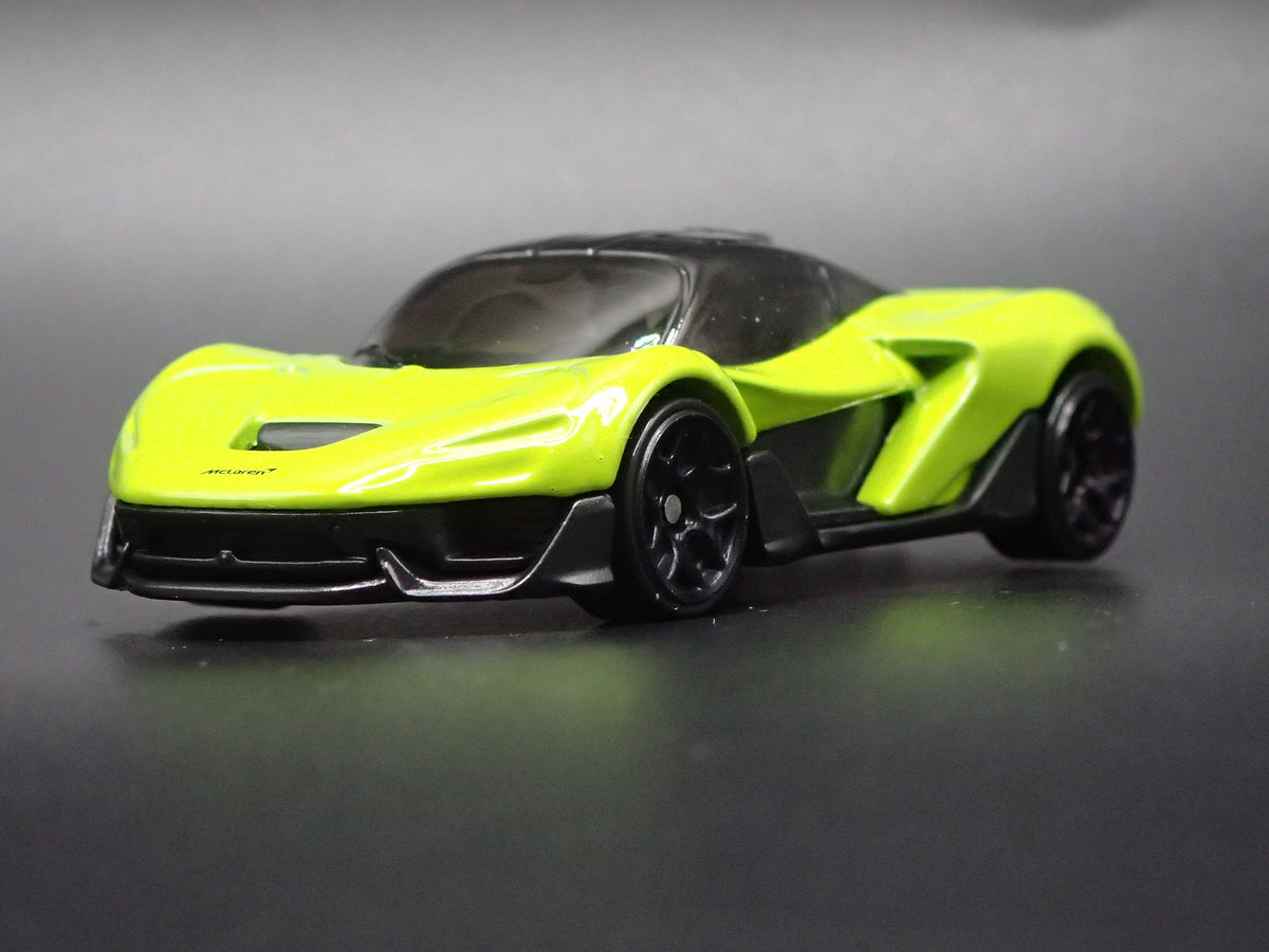 2025 25 MCLAREN W1 SUPER CAR GREEN 1:64 SCALE DIORAMA DIECAST MODEL CAR