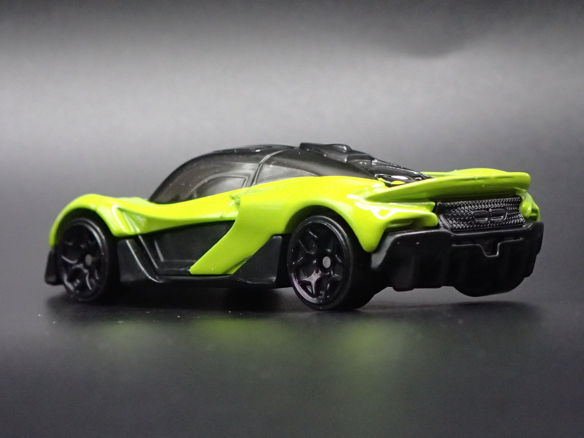 2025 25 MCLAREN W1 SUPER CAR GREEN 1:64 SCALE DIORAMA DIECAST MODEL CAR