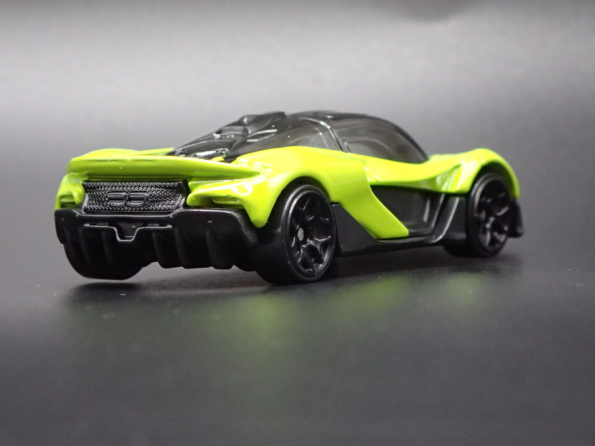 2025 25 MCLAREN W1 SUPER CAR GREEN 1:64 SCALE DIORAMA DIECAST MODEL CAR