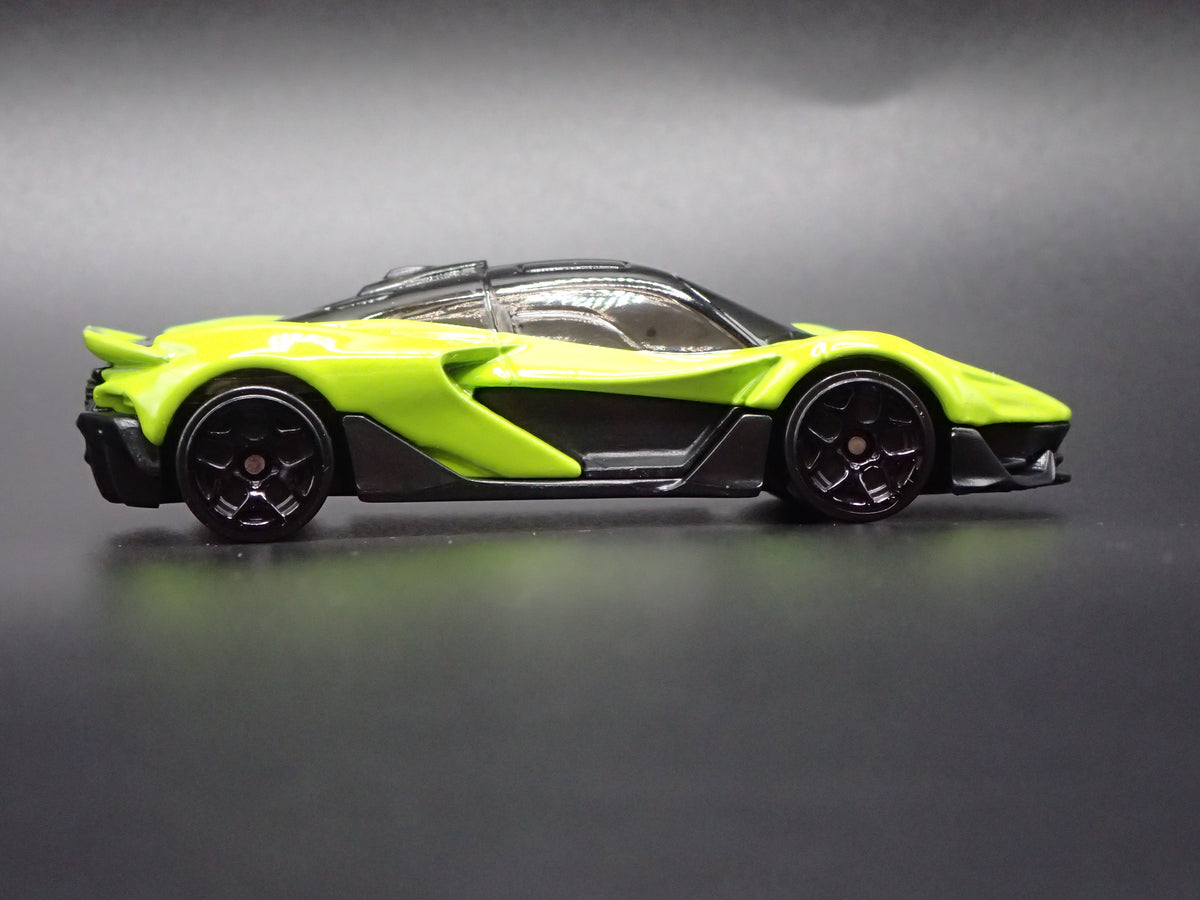 2025 25 MCLAREN W1 SUPER CAR GREEN 1:64 SCALE DIORAMA DIECAST MODEL CAR