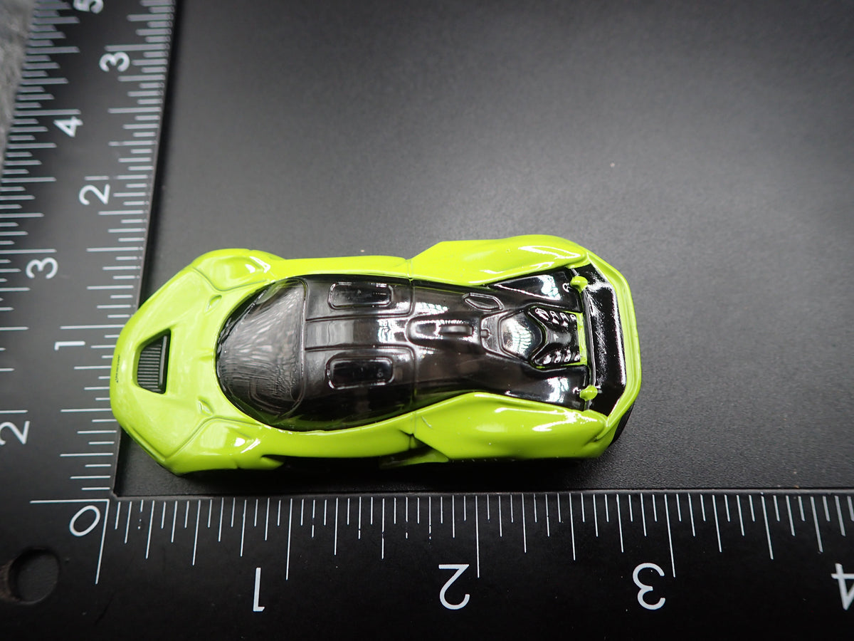 2025 25 MCLAREN W1 SUPER CAR GREEN 1:64 SCALE DIORAMA DIECAST MODEL CAR