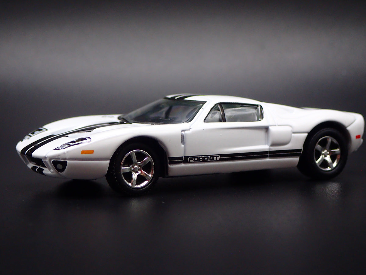 2005 2006 FORD GT WHITE 1:64 SCALE COLLECTIBLE DIORAMA DIECAST MODEL CAR