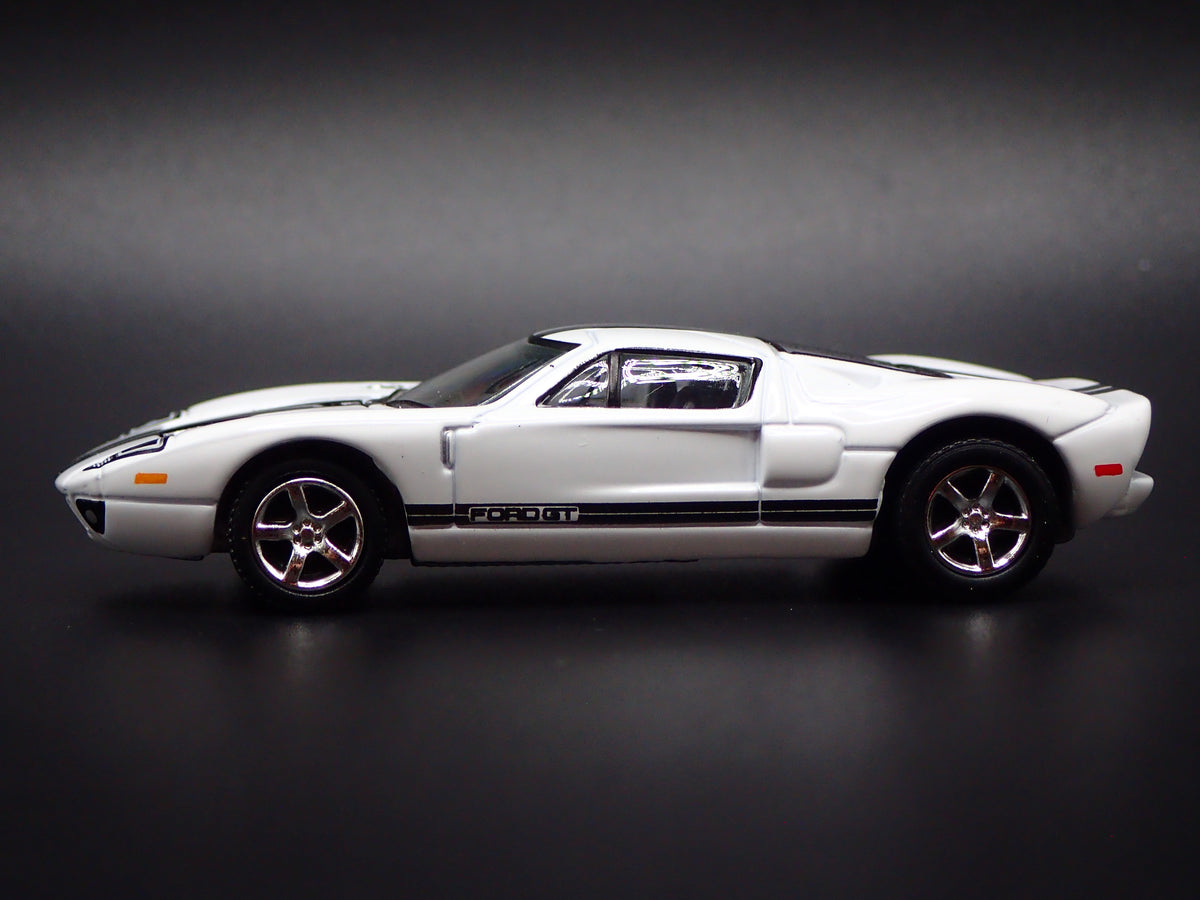 2005 2006 FORD GT WHITE 1:64 SCALE COLLECTIBLE DIORAMA DIECAST MODEL CAR