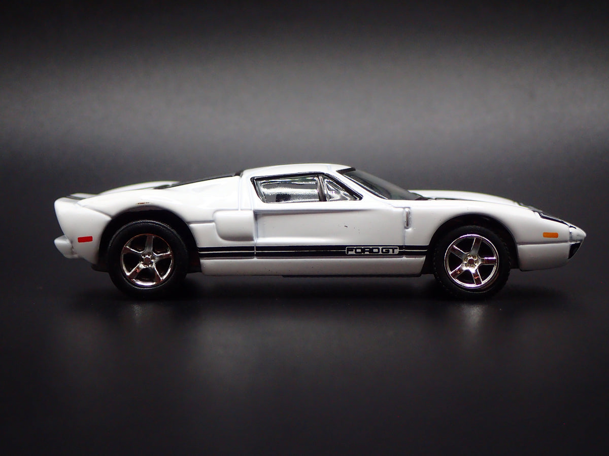 2005 2006 FORD GT WHITE 1:64 SCALE COLLECTIBLE DIORAMA DIECAST MODEL CAR