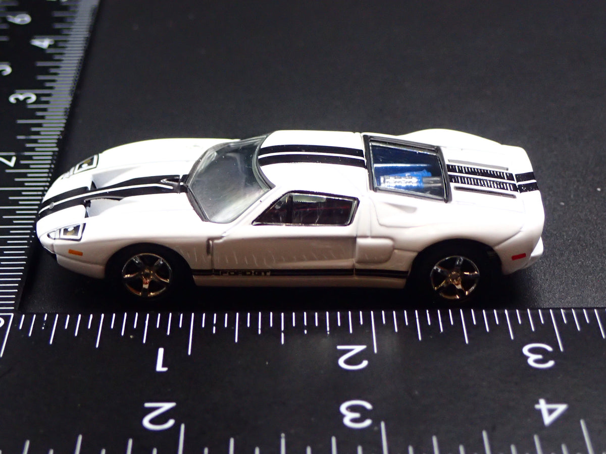 2005 2006 FORD GT WHITE 1:64 SCALE COLLECTIBLE DIORAMA DIECAST MODEL CAR