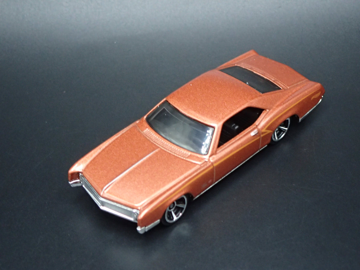 1966 66 BUICK RIVIERA BRONZE 1:64 SCALE COLLECTIBLE DIORAMA DIECAST MODEL CAR