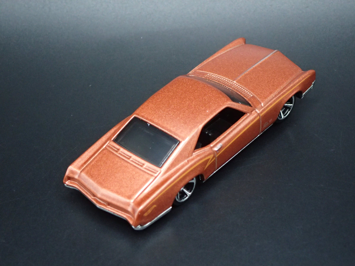 1966 66 BUICK RIVIERA BRONZE 1:64 SCALE COLLECTIBLE DIORAMA DIECAST MODEL CAR