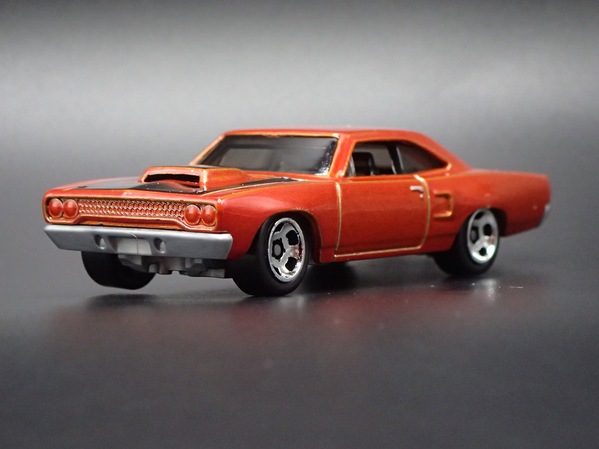 1970 70 PLYMOUTH ROAD RUNNER 1:64 SCALE COLLECTIBLE DIORAMA DIECAST MODEL CAR