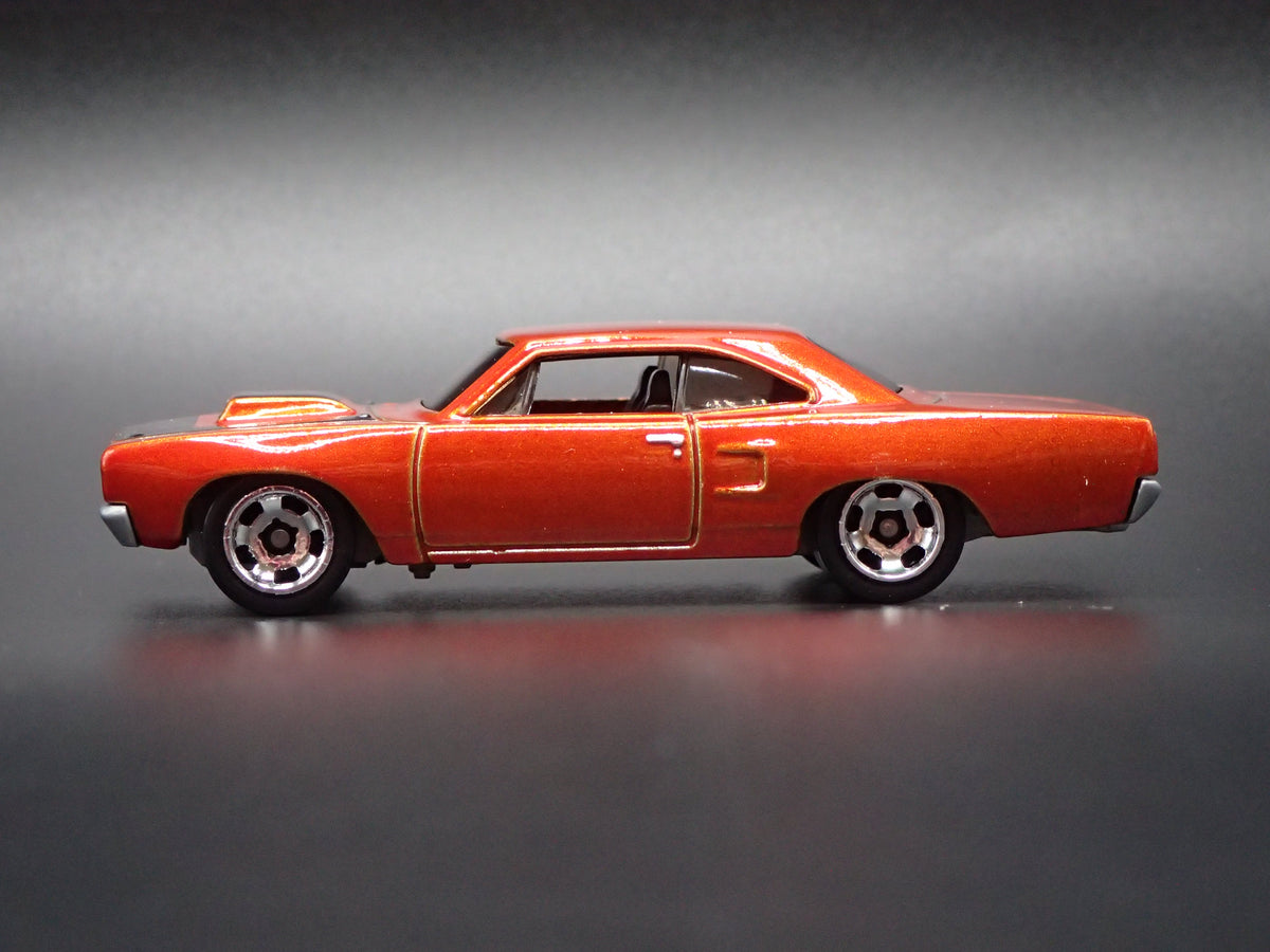 1970 70 PLYMOUTH ROAD RUNNER 1:64 SCALE COLLECTIBLE DIORAMA DIECAST MODEL CAR