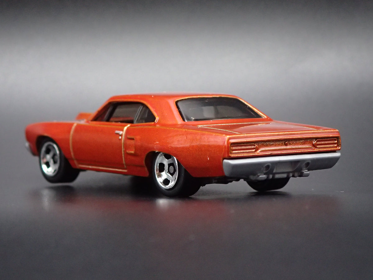 1970 70 PLYMOUTH ROAD RUNNER 1:64 SCALE COLLECTIBLE DIORAMA DIECAST MODEL CAR