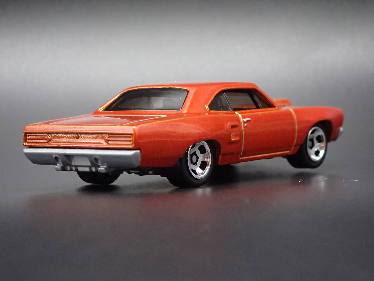1970 70 PLYMOUTH ROAD RUNNER 1:64 SCALE COLLECTIBLE DIORAMA DIECAST MODEL CAR
