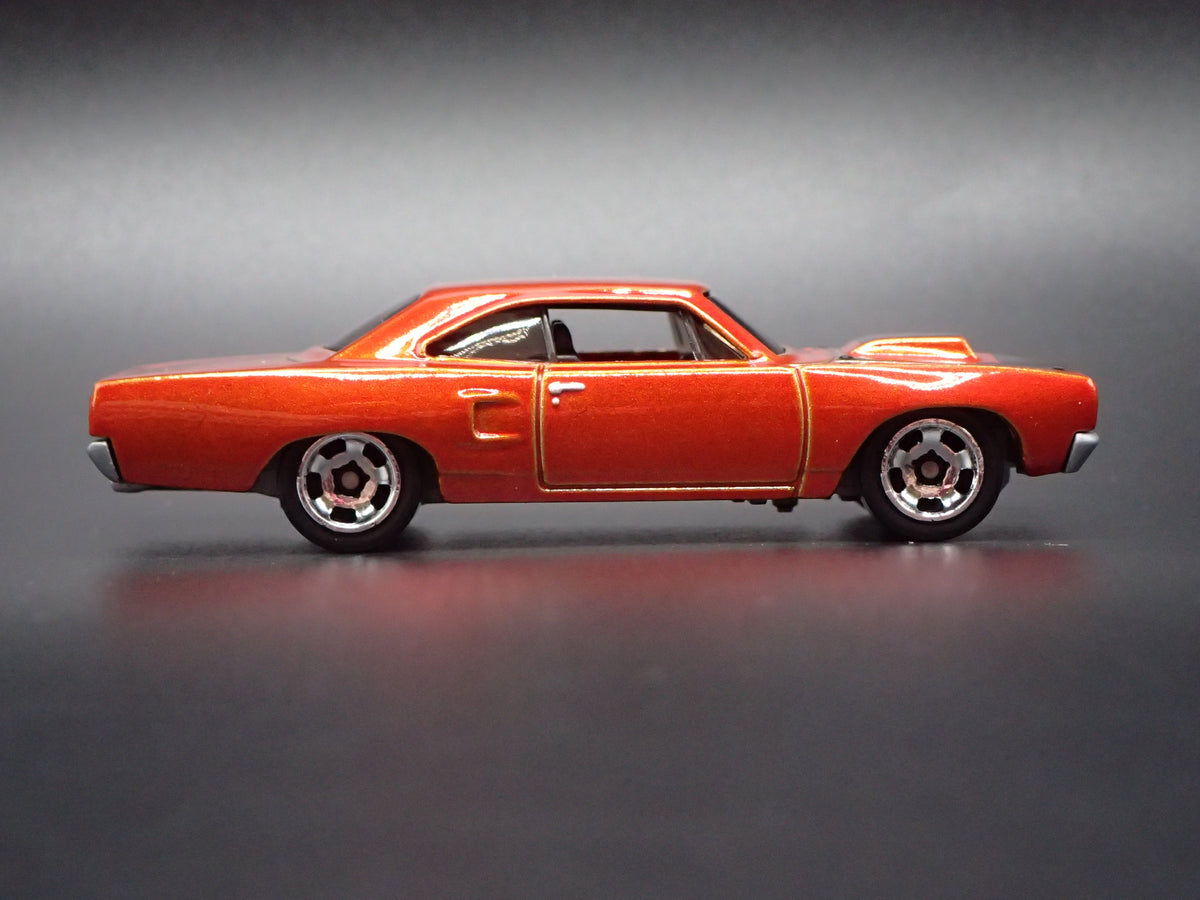 1970 70 PLYMOUTH ROAD RUNNER 1:64 SCALE COLLECTIBLE DIORAMA DIECAST MODEL CAR