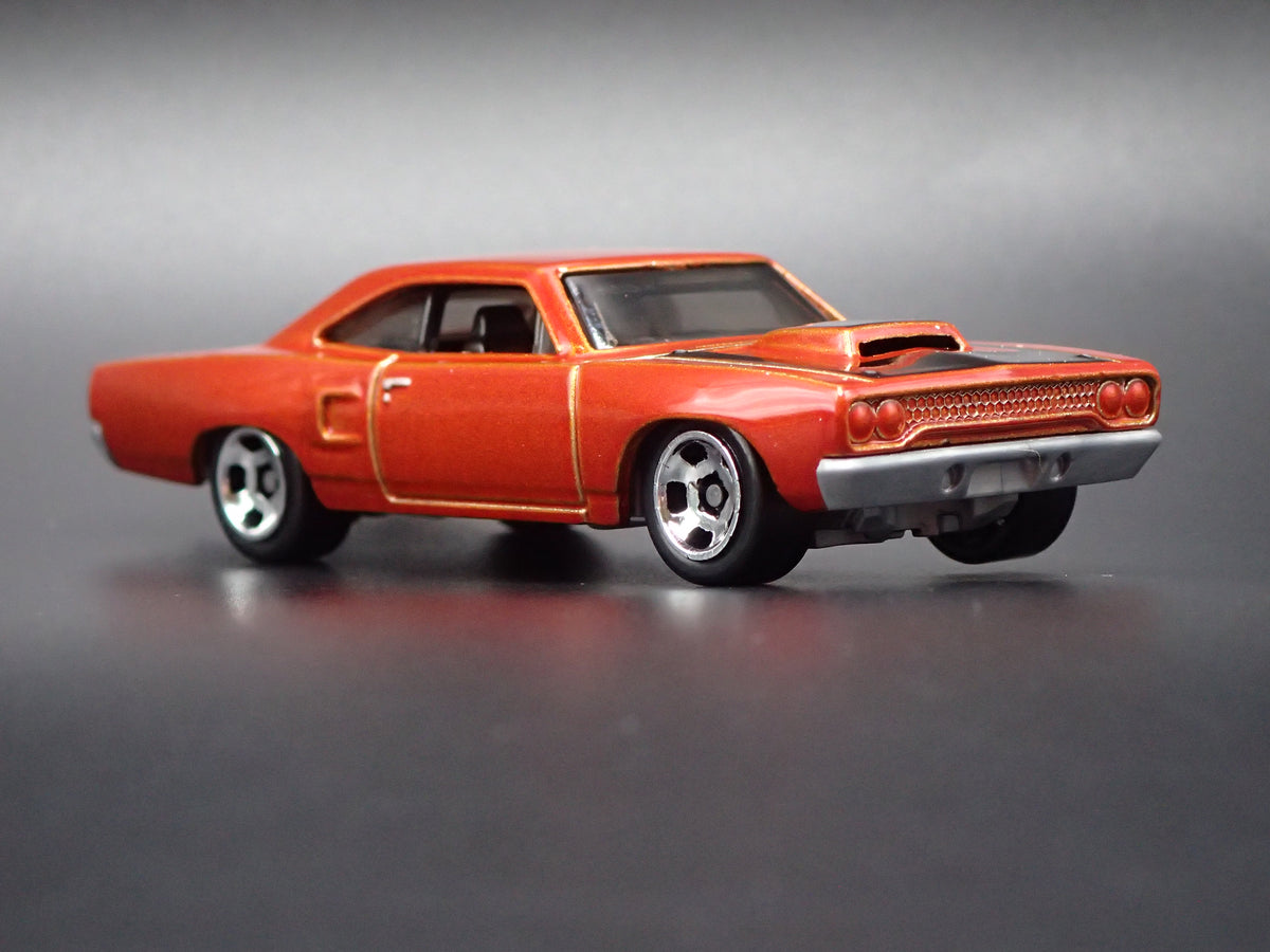 1970 70 PLYMOUTH ROAD RUNNER 1:64 SCALE COLLECTIBLE DIORAMA DIECAST MODEL CAR