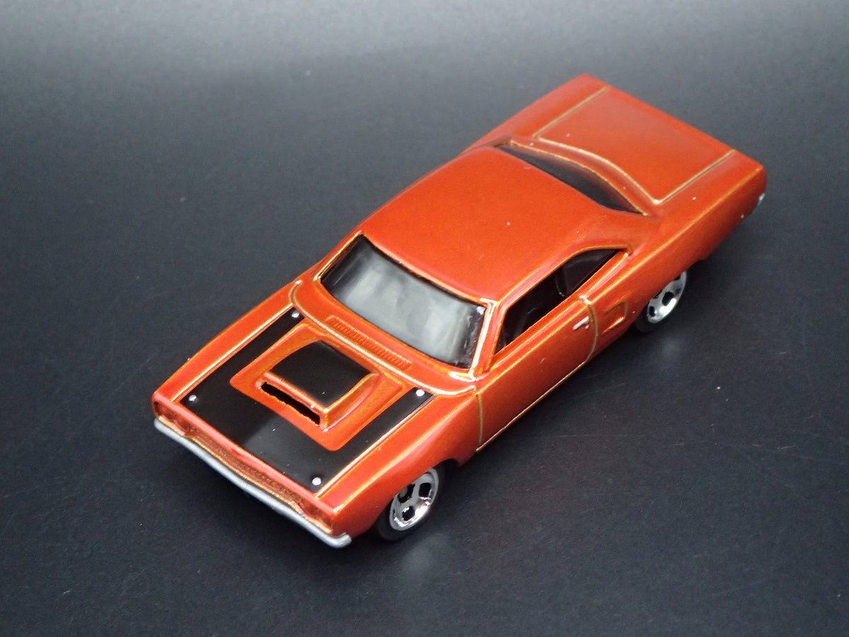 1970 70 PLYMOUTH ROAD RUNNER 1:64 SCALE COLLECTIBLE DIORAMA DIECAST MODEL CAR