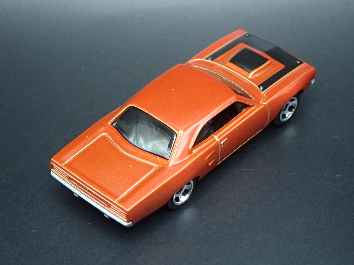 1970 70 PLYMOUTH ROAD RUNNER 1:64 SCALE COLLECTIBLE DIORAMA DIECAST MODEL CAR