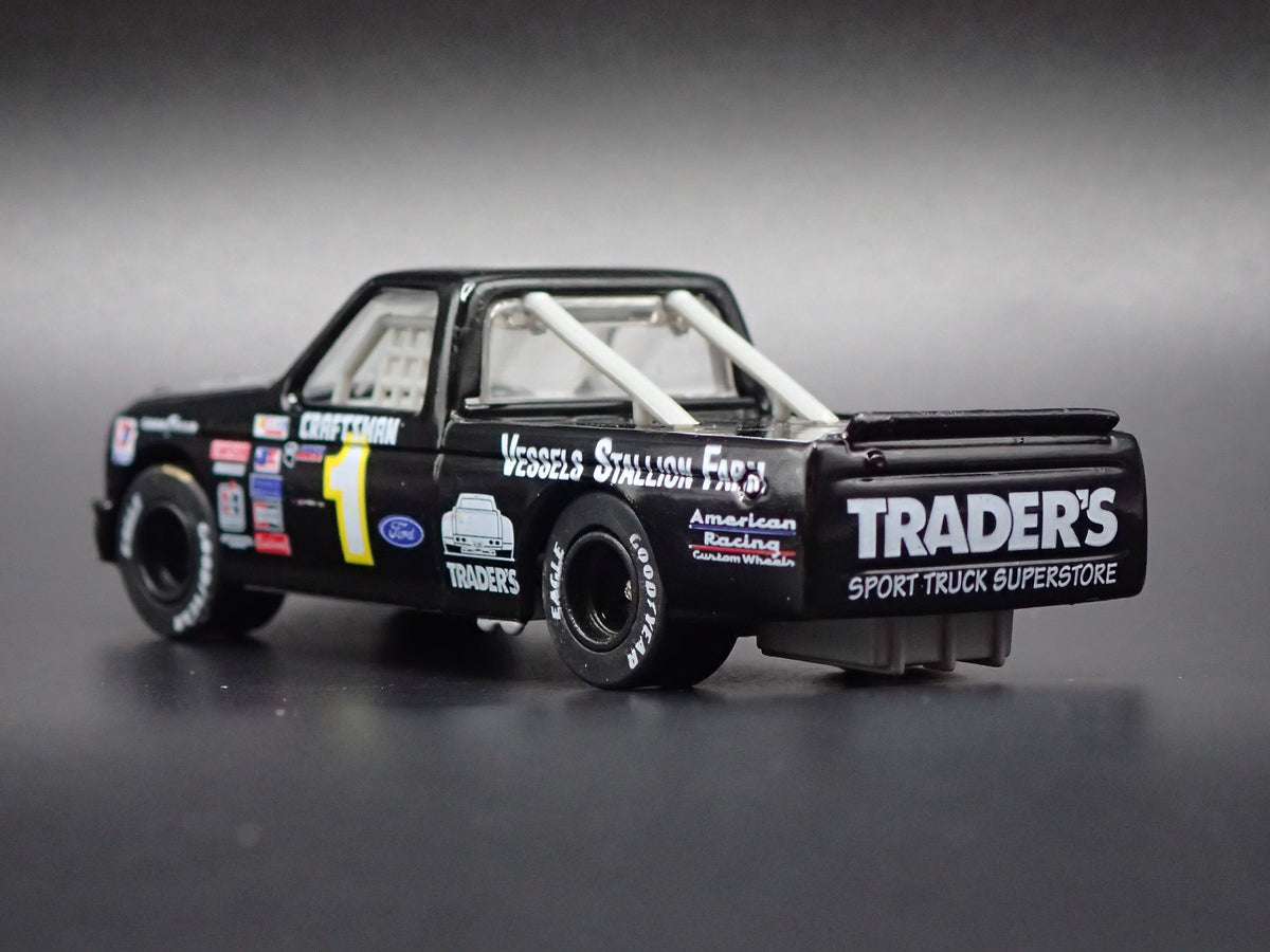 1995 95 FORD F150 PJ JONES TRADERS NASCAR TRUCK 1:64 SCALE DIORAMA DIECAST CAR