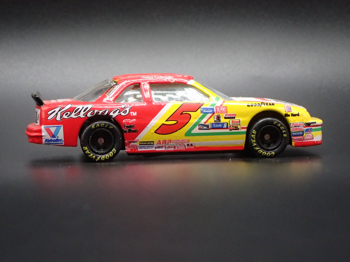 1994 94 CHEVROLET LUMINA 5 TERRY LABONTE KELLOGGS NASCAR 1:64 SCALE DIECAST CAR