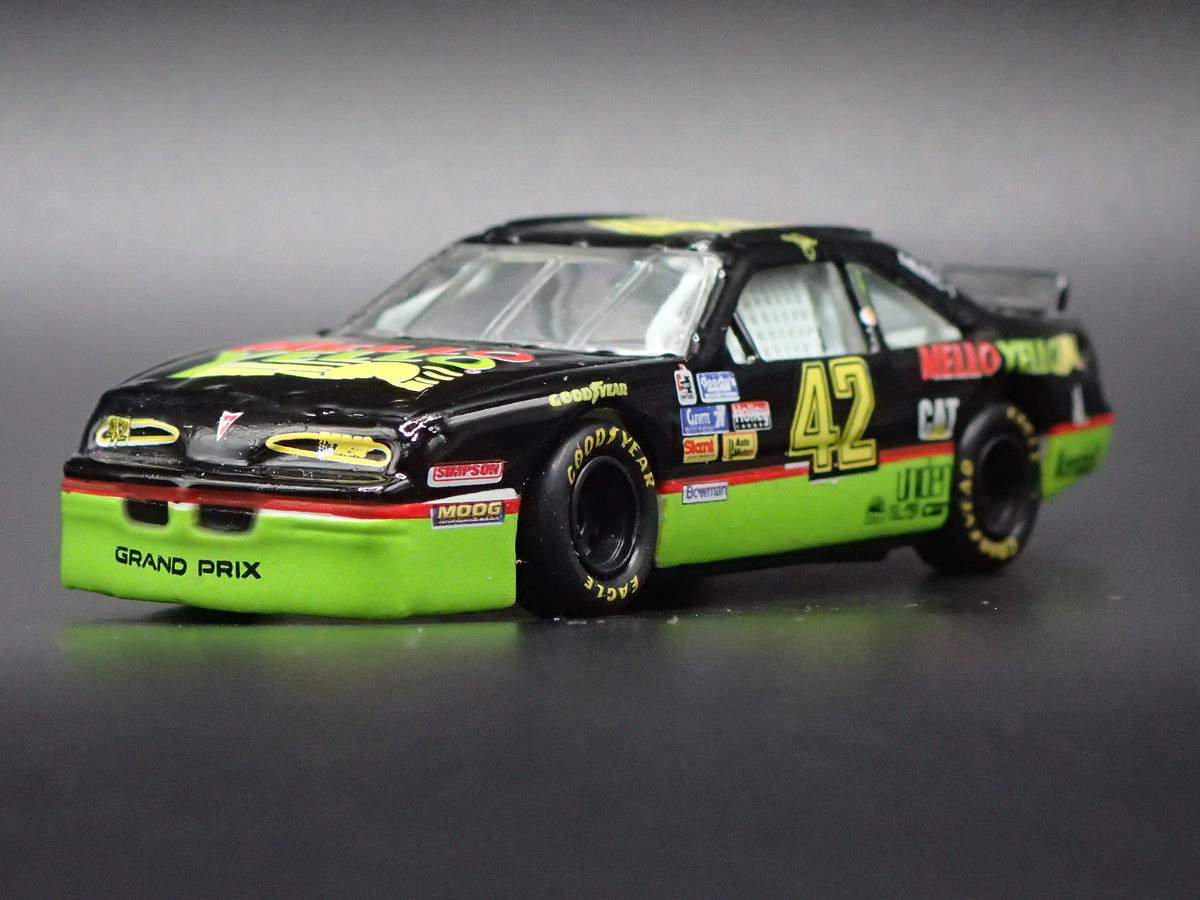 1994 94 PONTIAC GRAND PRIX 42 KYLE PETTY MELLO YELLO NASCAR 1:64 SCALE DIECAST CAR
