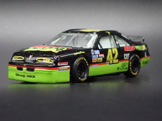 1994 94 PONTIAC GRAND PRIX 42 KYLE PETTY MELLO YELLO NASCAR 1:64 SCALE DIECAST CAR