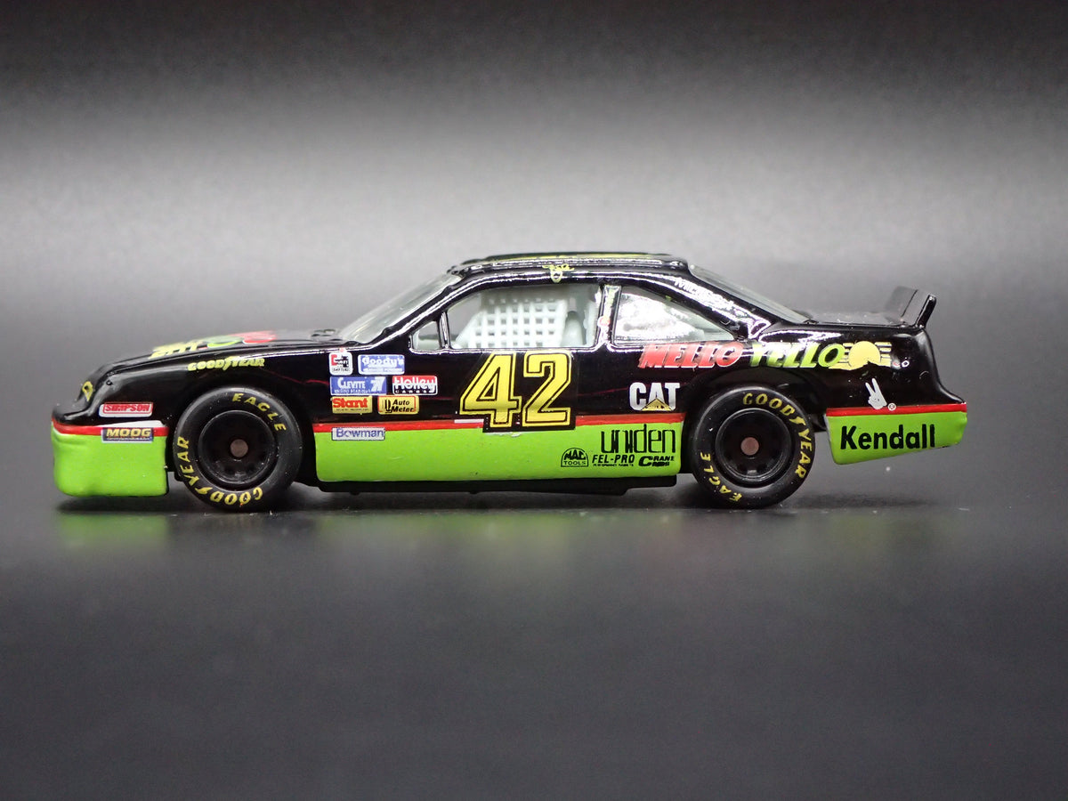 1994 94 PONTIAC GRAND PRIX 42 KYLE PETTY MELLO YELLO NASCAR 1:64 SCALE DIECAST CAR