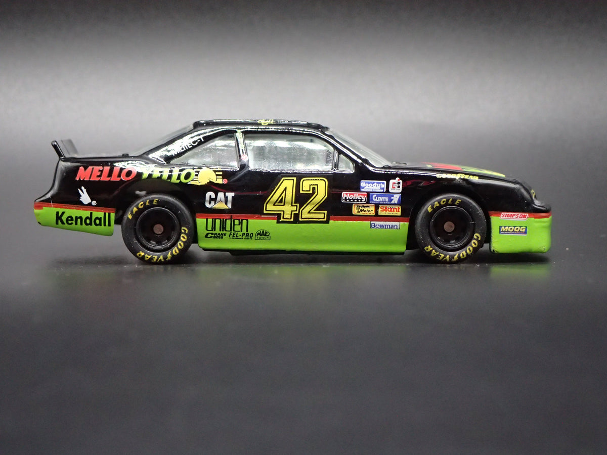 1994 94 PONTIAC GRAND PRIX 42 KYLE PETTY MELLO YELLO NASCAR 1:64 SCALE DIECAST CAR