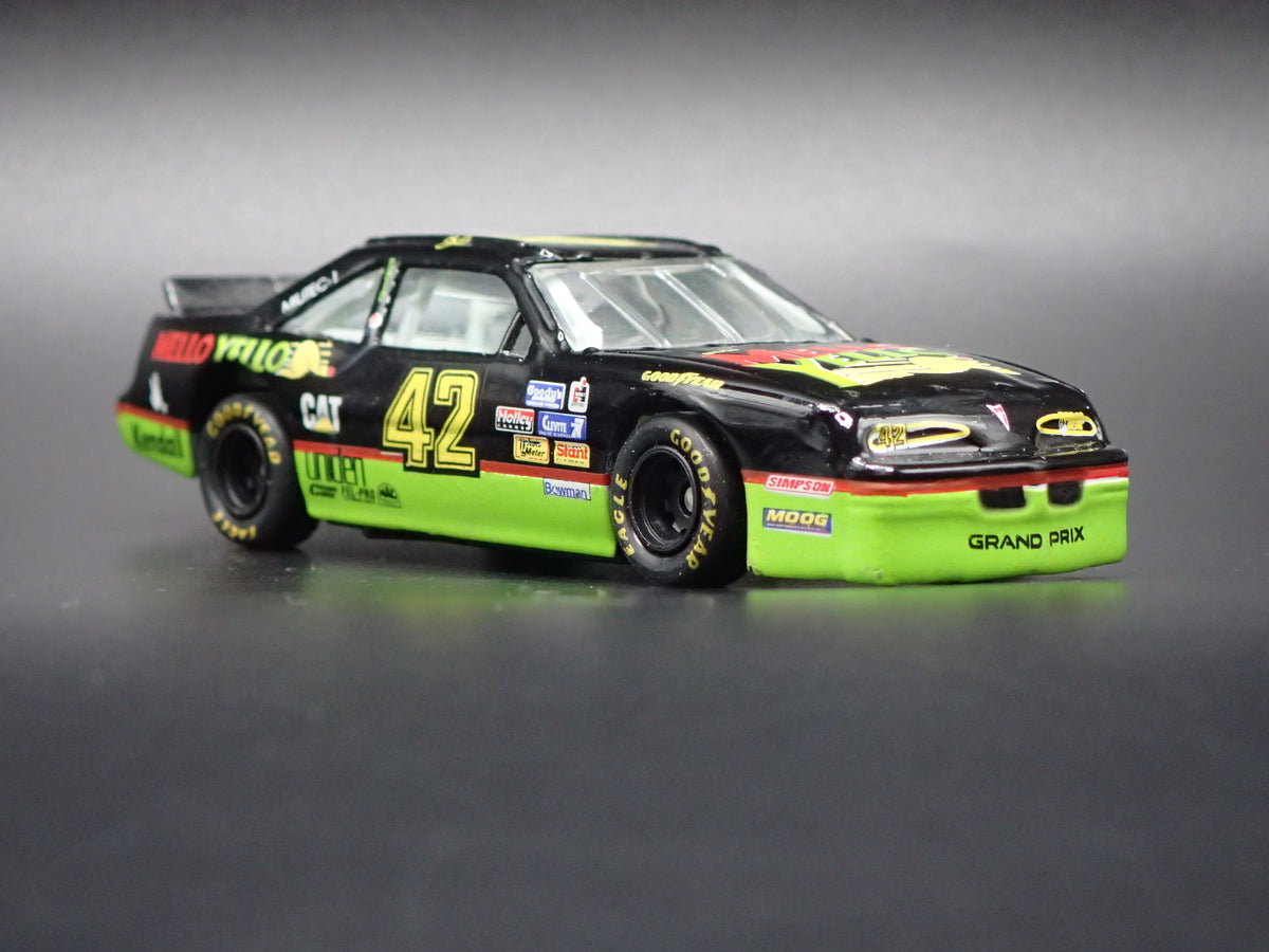 1994 94 PONTIAC GRAND PRIX 42 KYLE PETTY MELLO YELLO NASCAR 1:64 SCALE DIECAST CAR