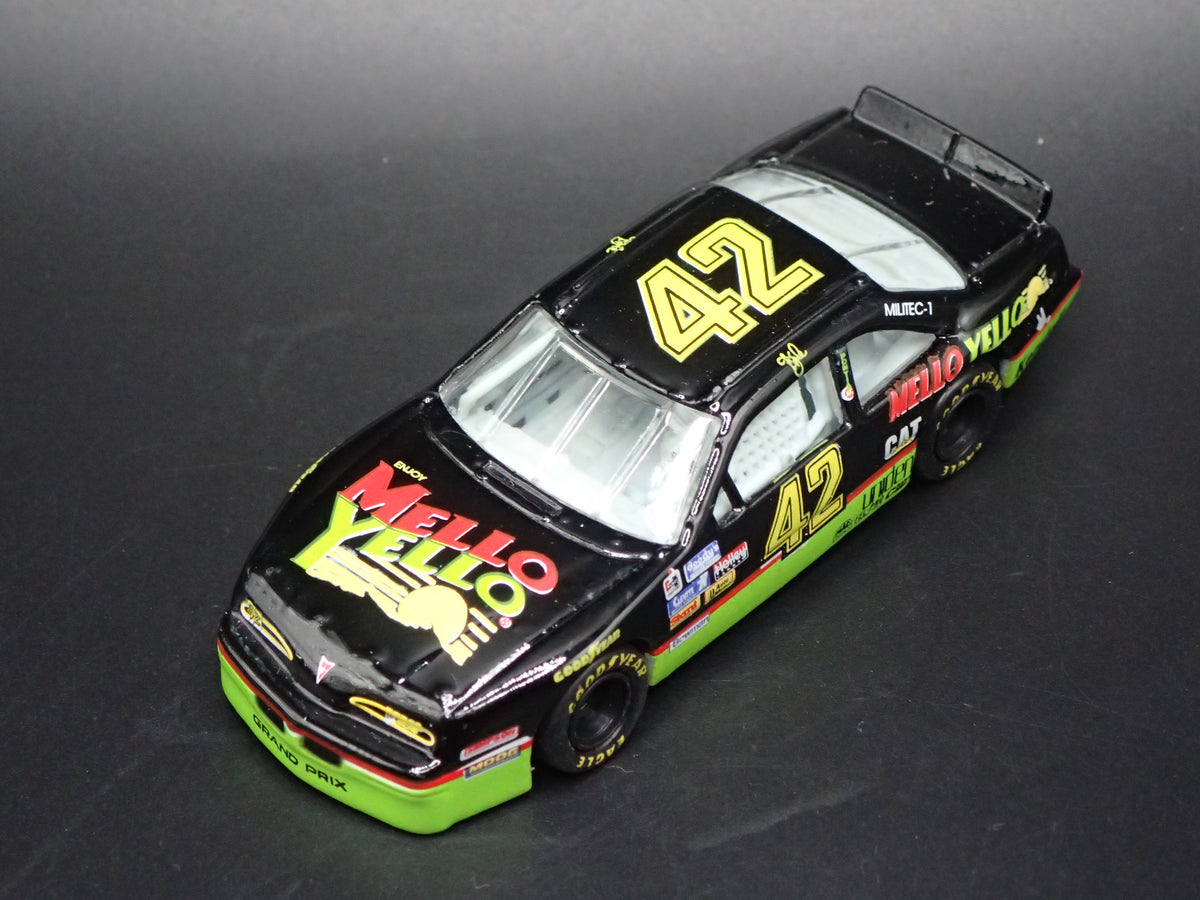 1994 94 PONTIAC GRAND PRIX 42 KYLE PETTY MELLO YELLO NASCAR 1:64 SCALE DIECAST CAR