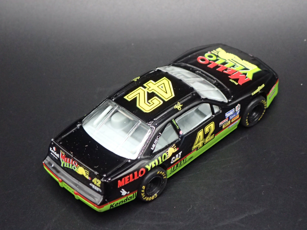 1994 94 PONTIAC GRAND PRIX 42 KYLE PETTY MELLO YELLO NASCAR 1:64 SCALE DIECAST CAR