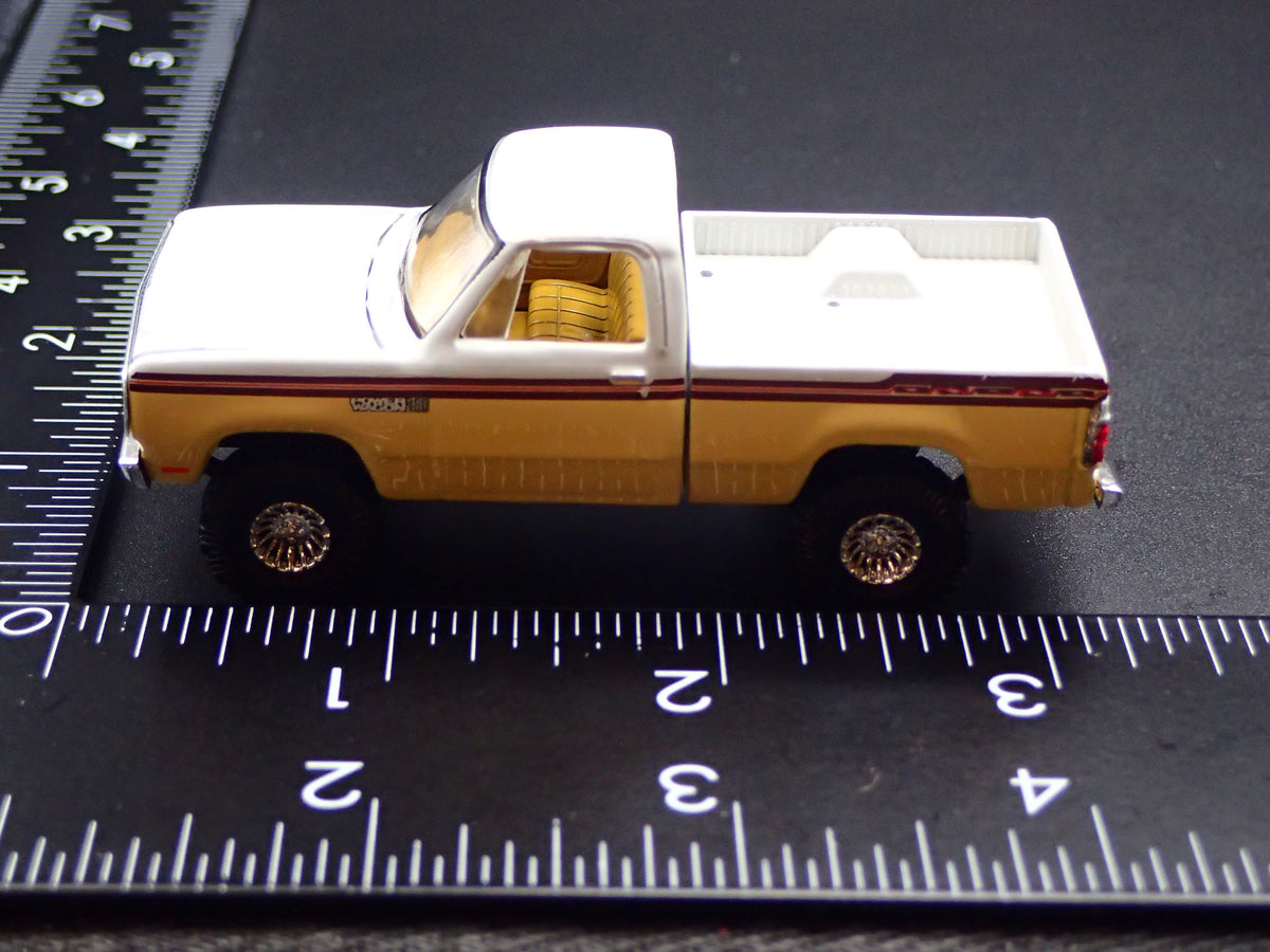 1979 79 DODGE ADVENTURER 150 PICKUP TRUCK 1/64 SCALE DIORAMA DIECAST MODEL CAR