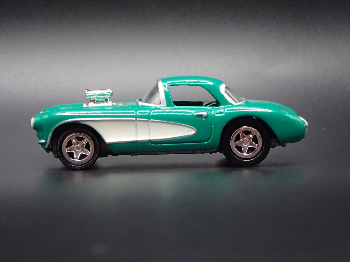 1957 57 CHEVY CHEVROLET CORVETTE GREEN 1:64 SCALE DIORAMA DIECAST MODEL CAR