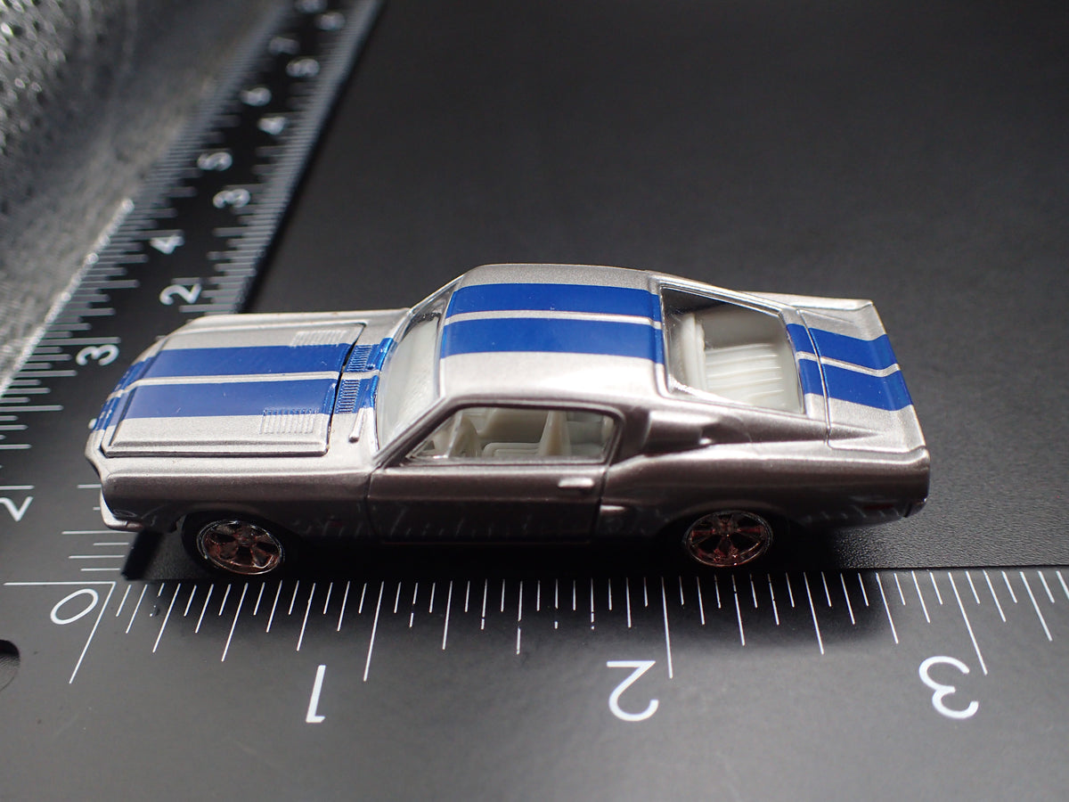 1968 68 FORD MUSTANG SHELBY GT500KR 1/64 COLLECTIBLE DIORAMA DIECAST MODEL CAR