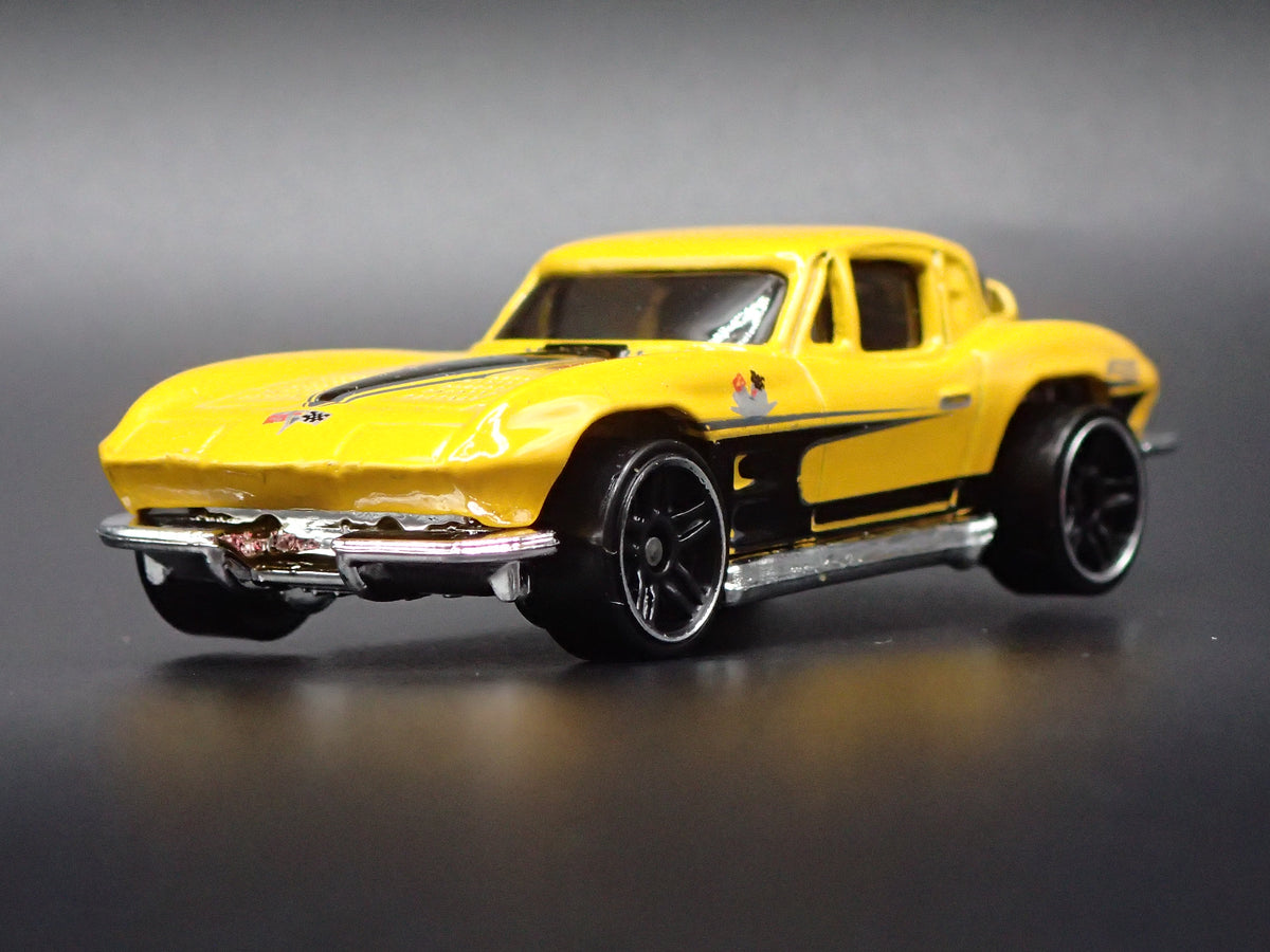 1963 63 CHEVY CHEVROLET CORVETTE SPLIT WINDOW YELLOW 1/64 SCALE DIECAST MODEL CAR