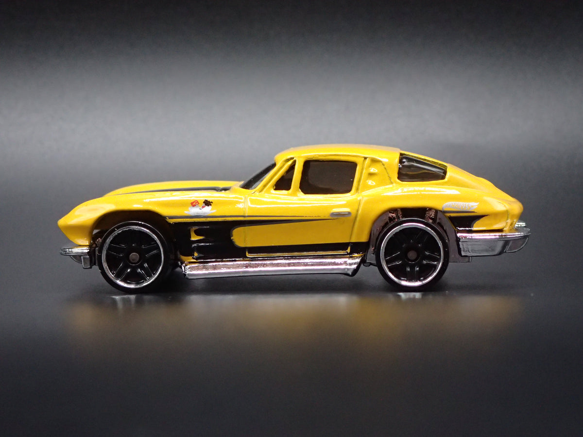 1963 63 CHEVY CHEVROLET CORVETTE SPLIT WINDOW YELLOW 1/64 SCALE DIECAST MODEL CAR
