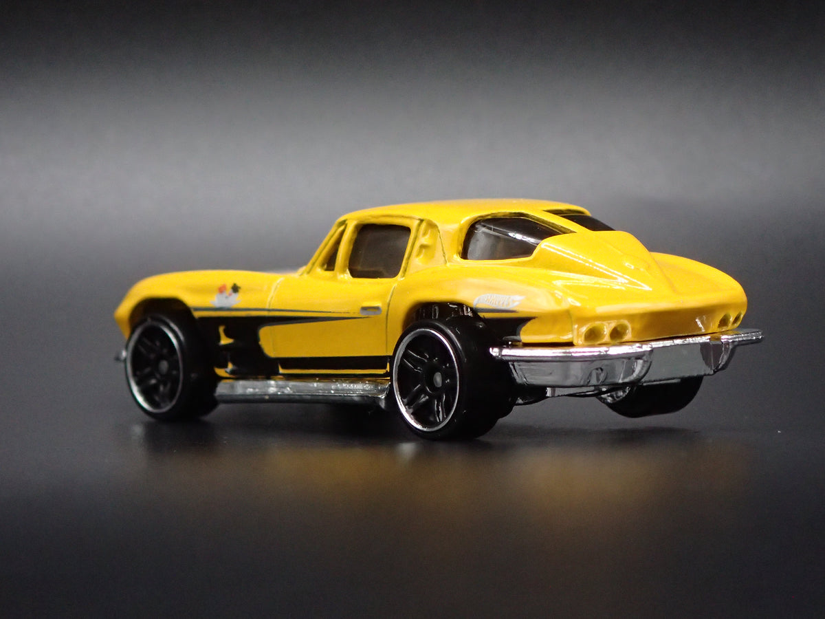 1963 63 CHEVY CHEVROLET CORVETTE SPLIT WINDOW YELLOW 1/64 SCALE DIECAST MODEL CAR
