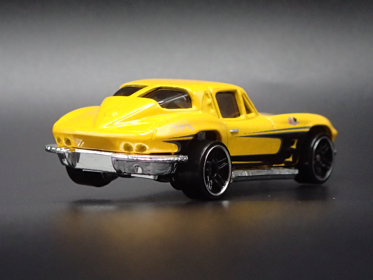 1963 63 CHEVY CHEVROLET CORVETTE SPLIT WINDOW YELLOW 1/64 SCALE DIECAST MODEL CAR