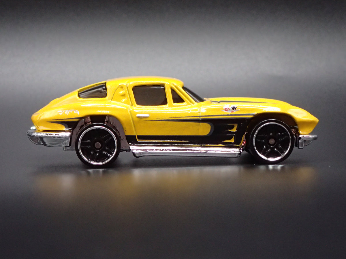 1963 63 CHEVY CHEVROLET CORVETTE SPLIT WINDOW YELLOW 1/64 SCALE DIECAST MODEL CAR
