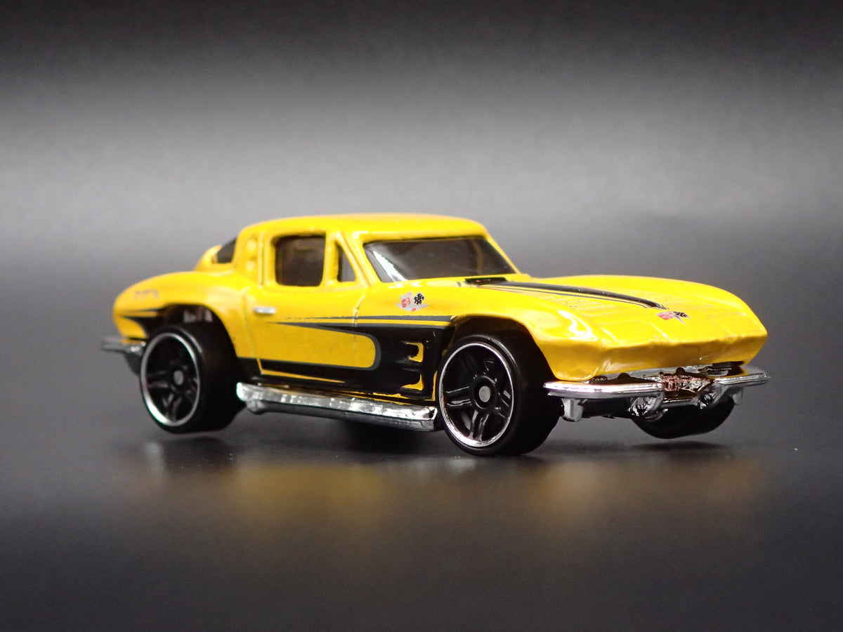 1963 63 CHEVY CHEVROLET CORVETTE SPLIT WINDOW YELLOW 1/64 SCALE DIECAST MODEL CAR