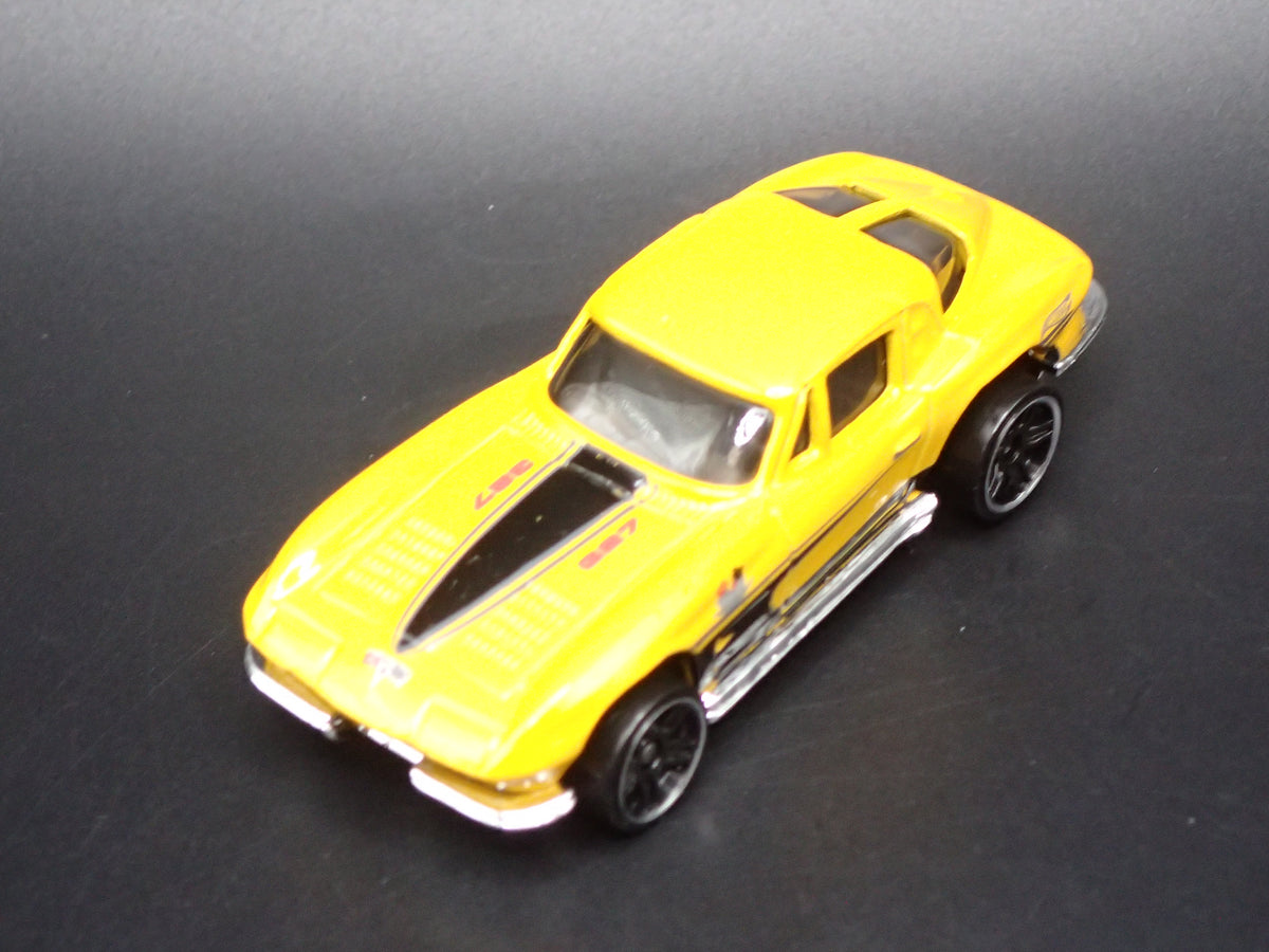 1963 63 CHEVY CHEVROLET CORVETTE SPLIT WINDOW YELLOW 1/64 SCALE DIECAST MODEL CAR