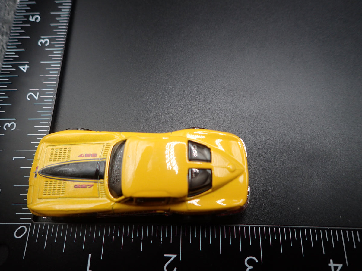 1963 63 CHEVY CHEVROLET CORVETTE SPLIT WINDOW YELLOW 1/64 SCALE DIECAST MODEL CAR