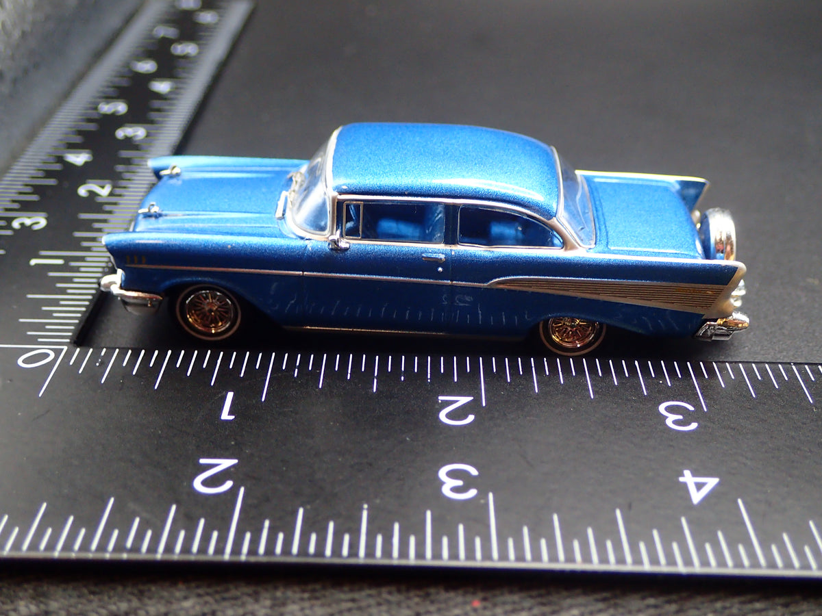 1957 57 CHEVY CHEVROLET BEL AIR SEDAN BLUE 1:64 SCALE DIORAMA DIECAST MODEL CAR